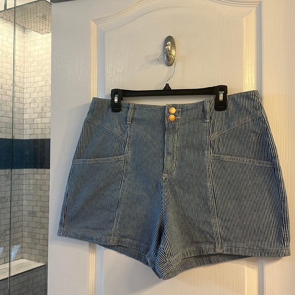 Universal threads size 14 shorts. - Picture 1 of 2